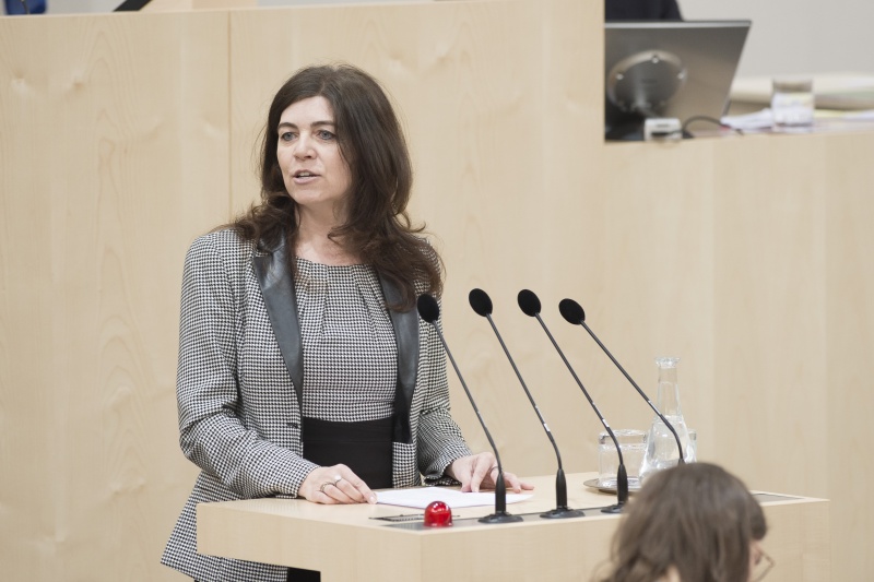Am Rednerpult: Nationalratsabgeordnete Angela Baumgartner (V)