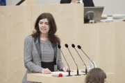 Am Rednerpult: Nationalratsabgeordnete Angela Baumgartner (V)