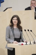 Am Rednerpult: Nationalratsabgeordnete Angela Baumgartner (V)