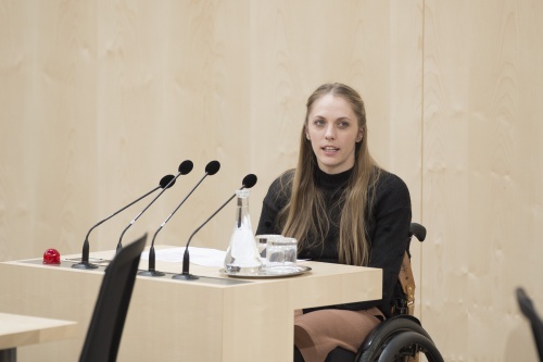 Am Rednerpult: Nationalratsabgeordnete Kira Grünberg (V)