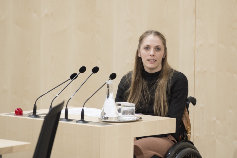 Am Rednerpult: Nationalratsabgeordnete Kira Grünberg (V)