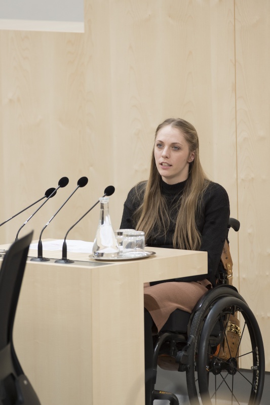 Am Rednerpult: Nationalratsabgeordnete Kira Grünberg (V)