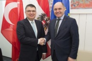 Von rechts: Nationalratspräsident Wolfgang Sobotka (V), Botschafter Mehmet Ferden Çarikçi