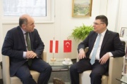 Aussprache von links: Nationalratspräsident Wolfgang Sobotka (V), Botschafter Mehmet Ferden Çarikçi