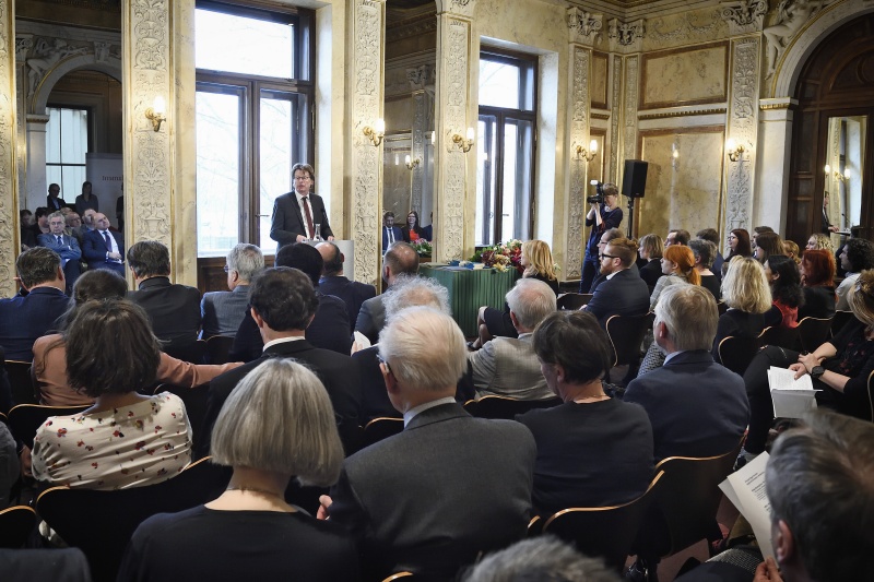 Vorstellung der ausgezeichneten Arbeiten durch den Generalsekretär des VÖV Gerhard Bisovsky. Blick Richtung VeranstaltungsteilnehmerInnen