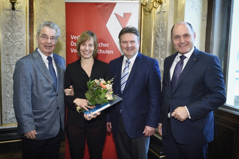 Von links: Bundespräsident a.D. Heinz Fischer, Preisträgerin Leena Rührlinger, Vorstandsvorsitzender des VÖV Stadtrat Michael Ludwig (S), Nationalratspräsident Wolfgang Sobotka (V)