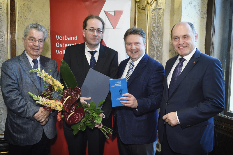 Von links: Bundespräsident a.D. Heinz Fischer, Preisträger Thomas Dostal, Vorstandsvorsitzender des VÖV Stadtrat Michael Ludwig (S), Nationalratspräsident Wolfgang Sobotka (V)