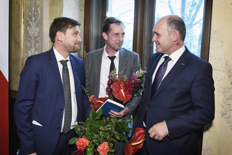 Von rechts: Nationalratspräsident Wolfgang Sobotka (V) mit den Preisträgern Barbara-Prammer-Preis