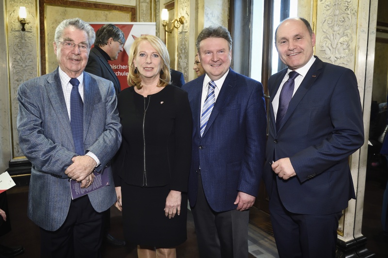 Von links: Bundespräsident a.D. Heinz Fischer, Zweite Nationalratspräsidentin Doris Bures (S), Vorstandsvorsitzender des VÖV Stadtrat Michael Ludwig (S), Nationalratspräsident Wolfgang Sobotka (V)