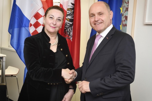 Von links: kroatische Botschafterin in Österreich Vesna Cvjetkovic, Nationalratspräsident Wolfgang Sobotka (V)