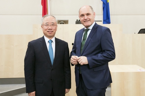 Von rechts: Nationalratspräsident Wolfgang Sobotka mit dem Repräsentanten der chinesischen Delegation LIANG Jianquan