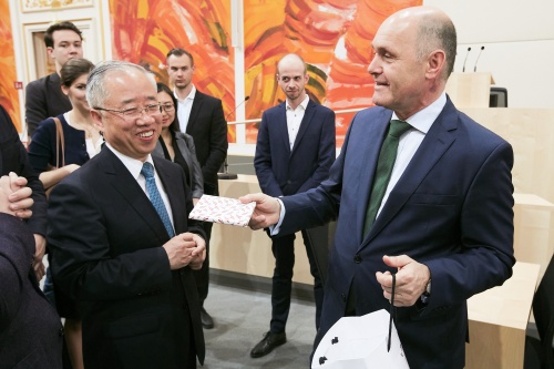 Nationalratspräsident Wolfgang Sobotka (V) überreicht ein Gastgeschenk