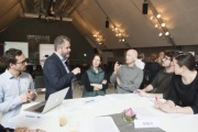 Blick Richtung VeranstaltungsteilnehmerInnen. Themen-Moderator Stephan Blahut (2. von links)