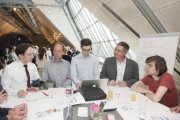 Blick Richtung VeranstaltungsteilnehmerInnen. Themen-Moderator Werner Illsinger (2. von rechts)