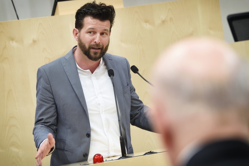 Erläuterungen zum Gebäude und zum Plenarsitzungssaal durch einen Vermittler