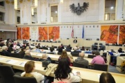 Ansprache von Regierungsrat Anton Salesny am Rednerpult. Blick Richtung VeranstaltungsteilnehmerInnen