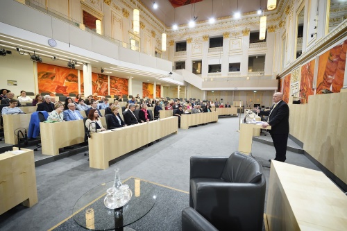 Ansprache von Regierungsrat Anton Salesny am Rednerpult. Blick Richtung VeranstaltungsteilnehmerInnen