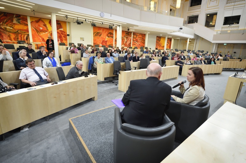 Blick Richtung VeranstaltungsteilnehmerInnen. Podium von rechts: Nationalratsabeordnete Eva-Maria Himmelbauer (V), Regierungsrat Anton Salesny
