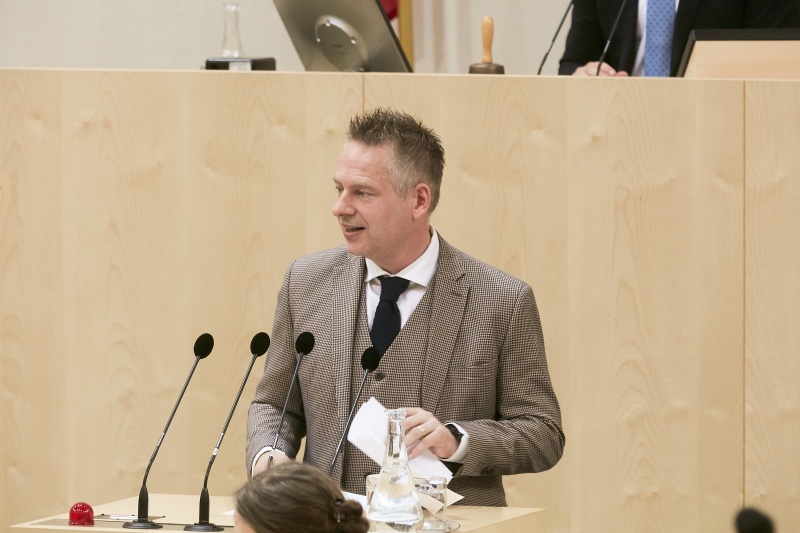 Bundesrat Jürgen Schabhüttl (S) am Rednerpult