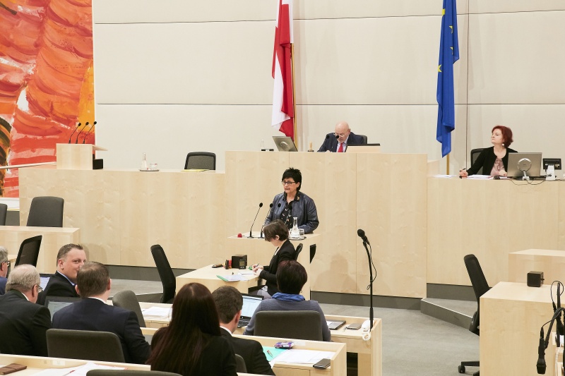 Bundesrätin Marianne Hackl (V) am Rednerpult