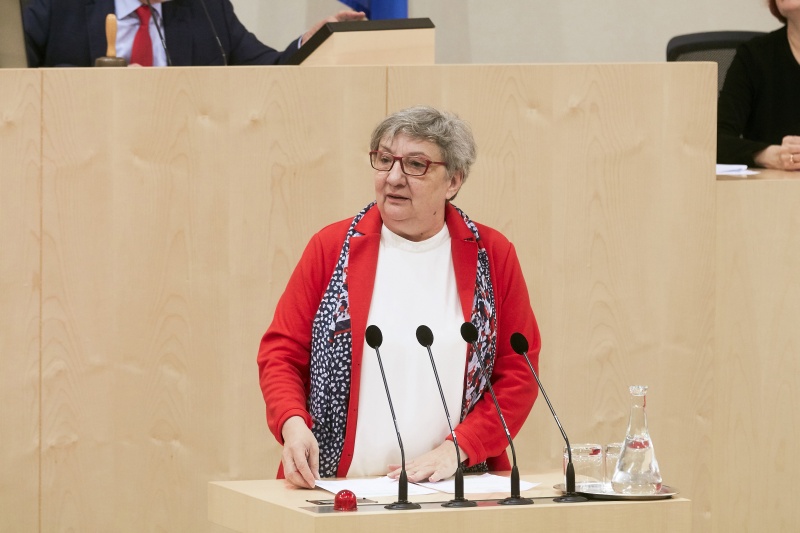 Bundesrätin Inge Posch-Gruska (S) am Rednerpult