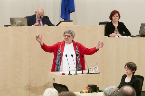 Bundesrätin Inge Posch-Gruska (S) am Rednerpult