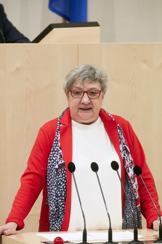 Bundesrätin Inge Posch-Gruska (S) am Rednerpult