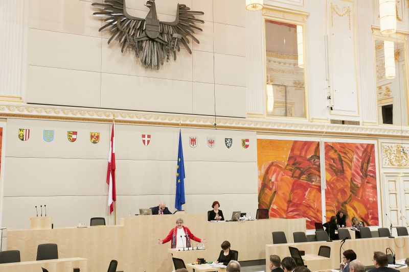 Bundesrätin Inge Posch-Gruska (S) am Rednerpult