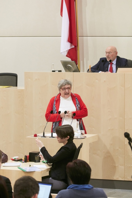 Bundesrätin Inge Posch-Gruska (S) am Rednerpult