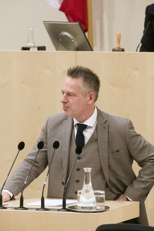 Bundesrat Jürgen Schabhüttl (S) am Rednerpult