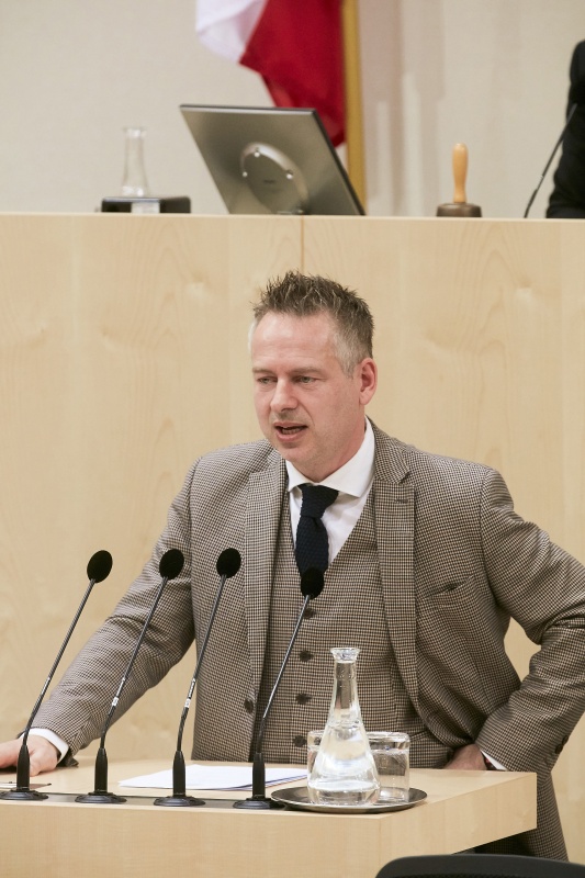 Bundesrat Jürgen Schabhüttl (S) am Rednerpult