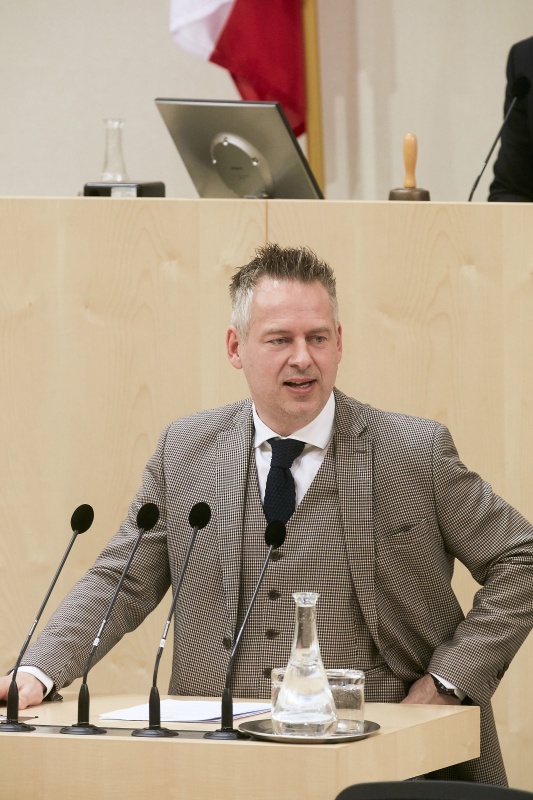 Bundesrat Jürgen Schabhüttl (S) am Rednerpult