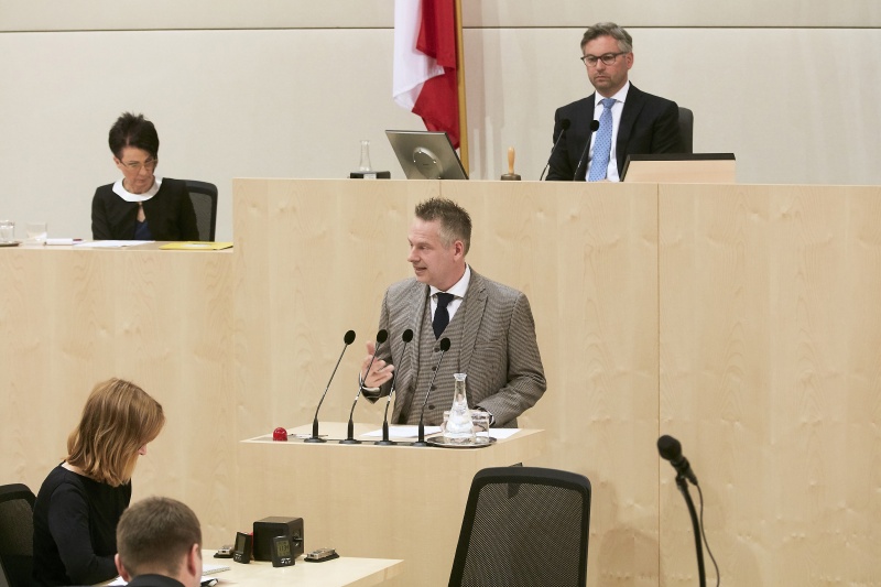 Bundesrat Jürgen Schabhüttl (S) am Rednerpult