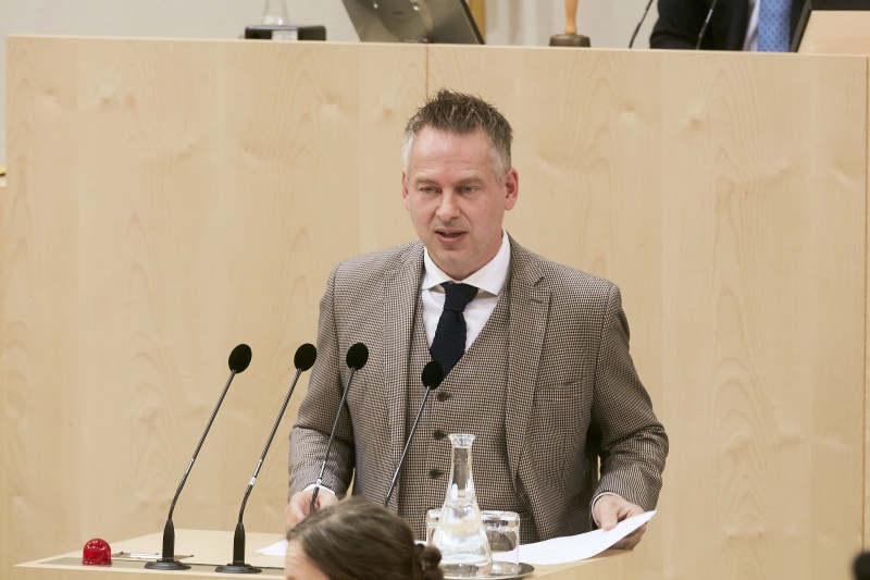 Bundesrat Jürgen Schabhüttl (S) am Rednerpult