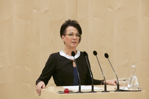 Bundesrätin Ana Blatnik (S) am Rednerpult