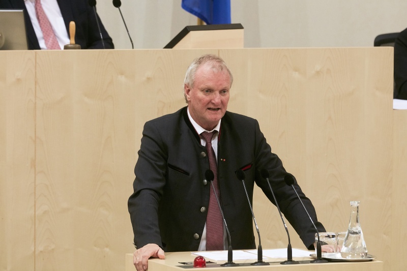 Bundesrat Günther Novak (S) am Rednerpult