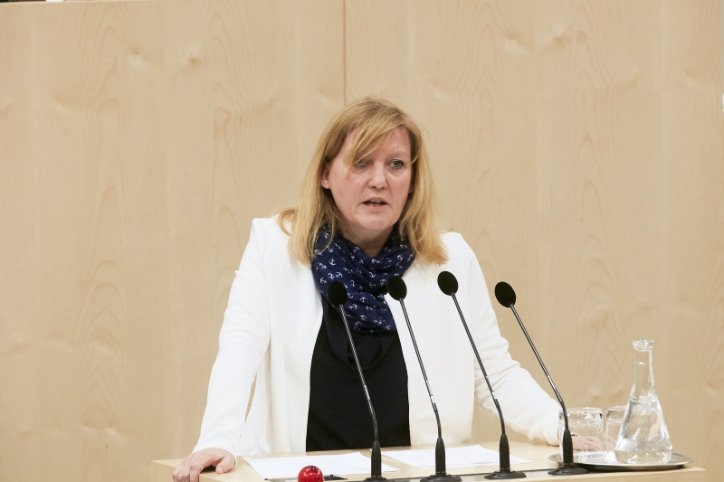 Bundesrätin Sandra Kern (V) am Rednerpult