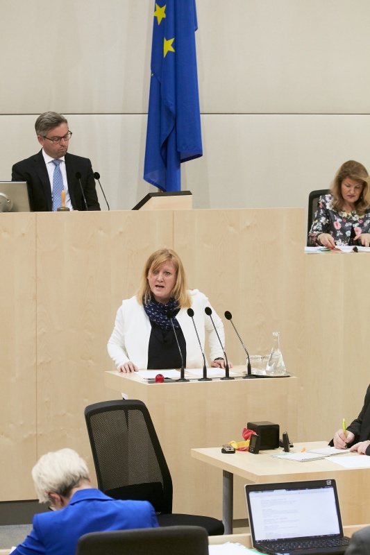 Bundesrätin Sandra Kern (V) am Rednerpult