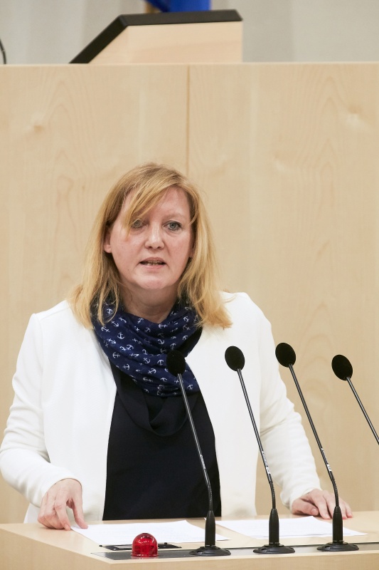Bundesrätin Sandra Kern (V) am Rednerpult