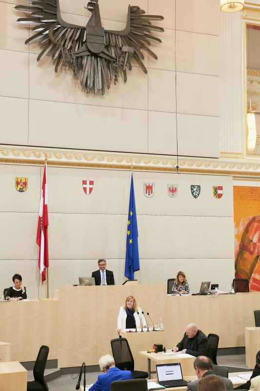 Bundesrätin Sandra Kern (V) am Rednerpult