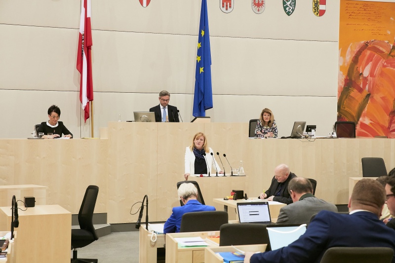 Bundesrätin Sandra Kern (V) am Rednerpult