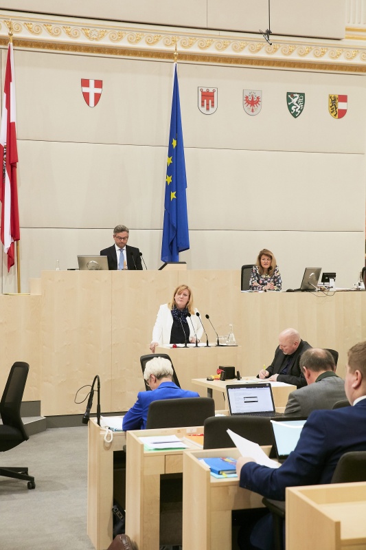 Bundesrätin Sandra Kern (V) am Rednerpult