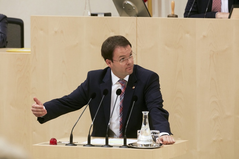 Bundesrat Rene Pfister (S) am Rednerpult