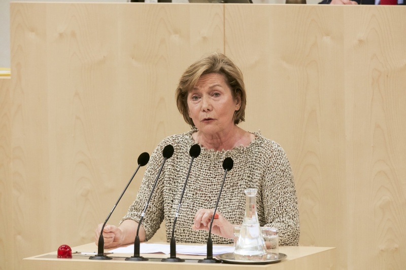 Bundesrätin Sonja Zwazl (V) am Rednerpult
