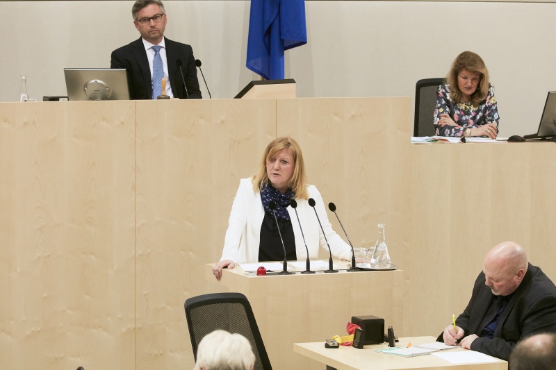 Bundesrätin Sandra Kern (V) am Rednerpult