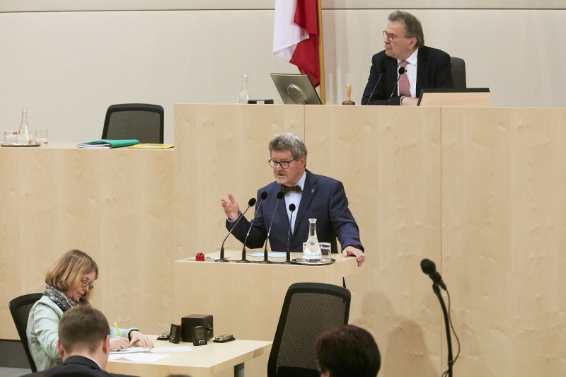 Bundesrat Gerd Krusche (F) am Rednerpult