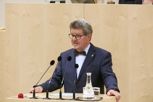 Bundesrat Gerd Krusche (F) am Rednerpult
