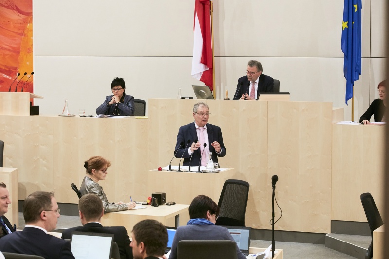 Bundesrat Edgar Mayer (V) am Rednerpult