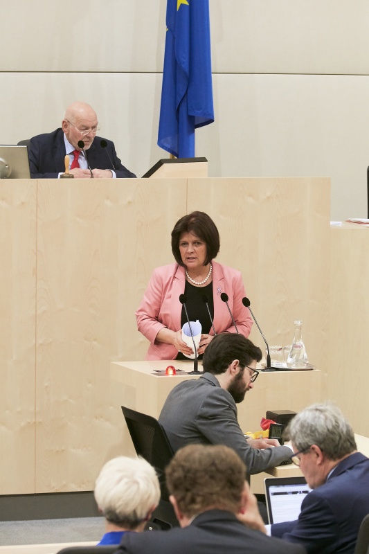 Bundesrätin Renate Anderl (S) am Rednerpult