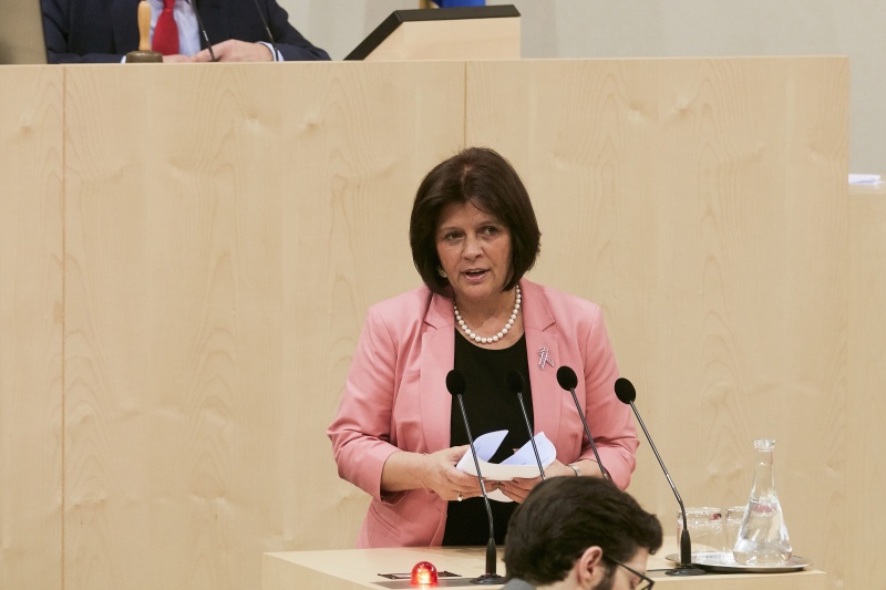 Bundesrätin Renate Anderl (S) am Rednerpult